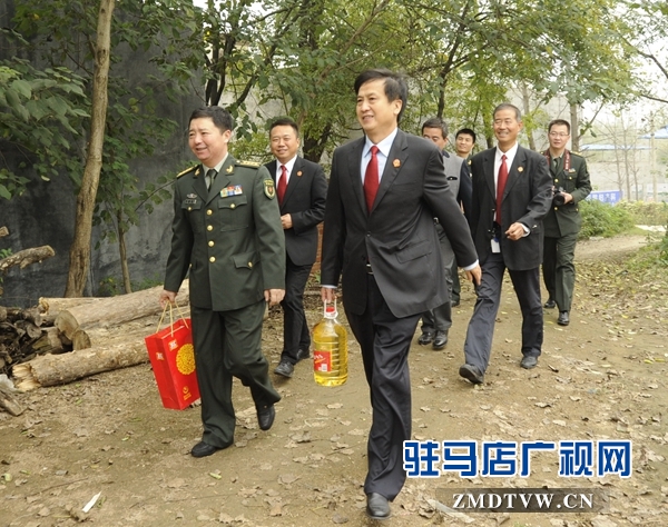 【01】中部戰(zhàn)區(qū)鄭州軍事法院院長劉衛(wèi)國，泌陽縣人民法院院長孫亞軒帶著禮物，來到盤古鄉(xiāng)安子溝看望慰問軍人家屬.jpg