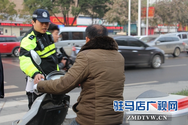 剛到路口，民警就攔住一位騎電動(dòng)車闖紅燈的.JPG