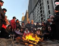 2014年3月份，100多名來自各地的建筑工人來到寧夏銀川鼎輝時代城二期項目工地上打工，11月2日，項目正式停工，但工友們一年來的血汗錢卻始終沒有下發(fā)，“光跑勞動監(jiān)察大隊就不下10次，但每次都說已經(jīng)處理了，要我們回去等消息?！?2月31日，工友們來到銀川市公安局金鳳分局，但是打聽了一圈卻始終沒找到這起案件的負責人。又跑了一天的工友們帶著重重心事再次回到工地，升起了一堆篝火取暖?！暗仍┘倨谝贿^，我們還得去要錢，要不到錢就不回家過年了！”新華社記者 彭昭之 攝