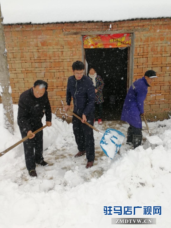 幫助慎水鄉(xiāng)臺天村貧困群眾牛欣清掃門前積雪.jpg