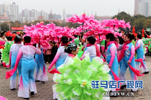 舞龍、耍獅、扭秧歌 駐馬店民間藝術(shù)展演吸引數(shù)千市民圍觀