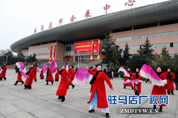 舞龍、耍獅、扭秧歌 駐馬店民間藝術(shù)展演吸引數(shù)千市民圍觀