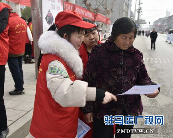  泌陽縣法院開展“雷鋒日普法宣傳服務(wù)”活動