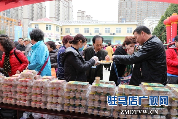 800名北京游客游覽嵖岈山、皇家驛站、天中老街等景區(qū)后爭(zhēng)相搶購(gòu)駐馬店名優(yōu)土特產(chǎn)