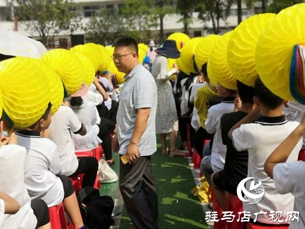 市二中3000學(xué)子翻花表演獲贊圈粉　