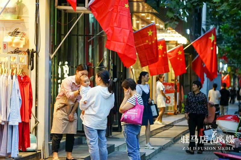 掛國旗，迎國慶，駐馬店營造最美“中國紅”