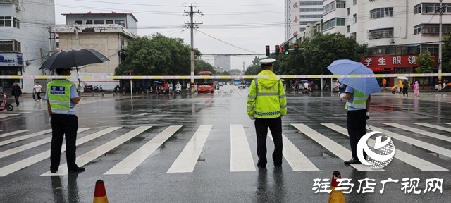 平輿縣民警護(hù)航中招考試