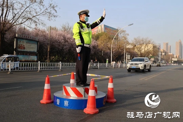  颯！駐馬店交警“文明示范形象崗”亮相街頭