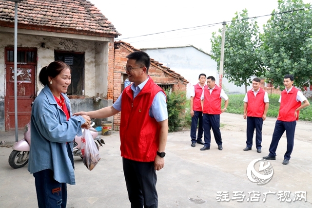 驛城區(qū)古城街道大余莊社區(qū)：包粽子比賽傳承文化 分粽子增進(jìn)鄰里情誼