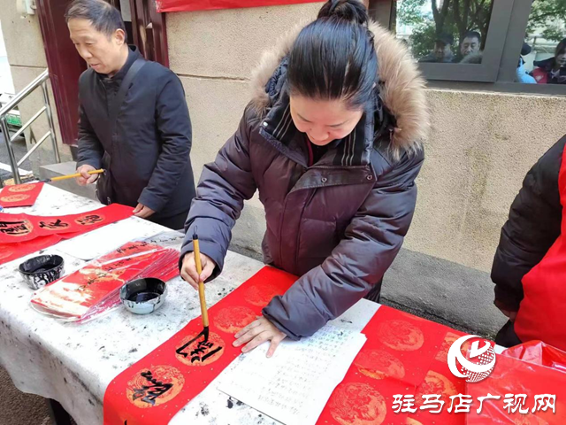 驛城區(qū)西園街道文明路社區(qū)：迎新春 送春聯 文化年貨暖民心