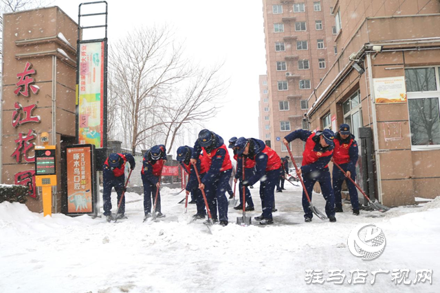 駐馬店消防：以雪為令齊出動 轄區(qū)道路變暢通