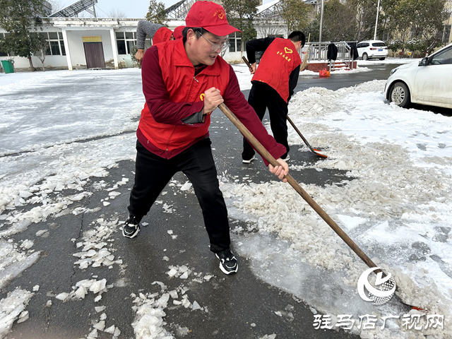 新蔡縣頓崗鄉(xiāng)團委開展學(xué)雷鋒做好事掃雪除冰志愿服務(wù)活動