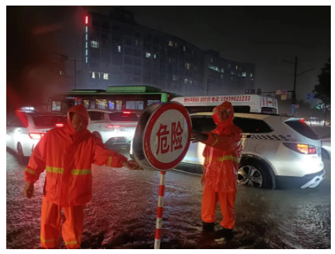 出動人員14700余人，鄭州市城管系統(tǒng)連夜戰(zhàn)強降水