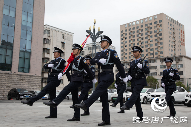 駐馬店市公安局經(jīng)濟(jì)開發(fā)區(qū)分局舉行國(guó)慶升旗儀式