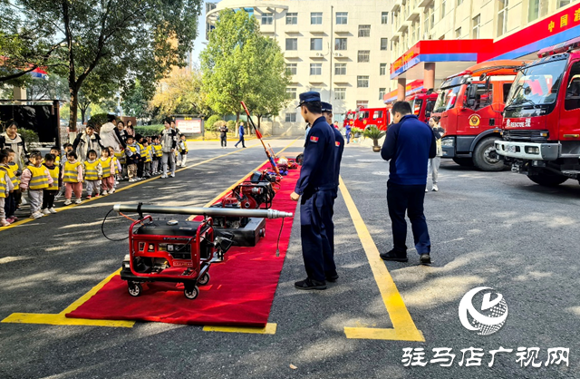 萌娃走進消防隊 感受消防“零距離”